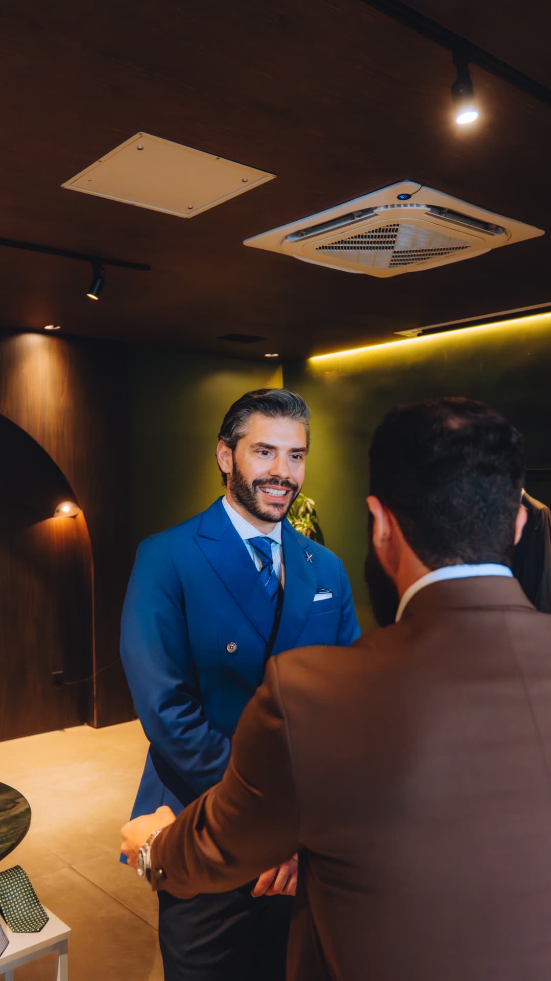 Pedro Alcântara cumprimentando empresário em evento