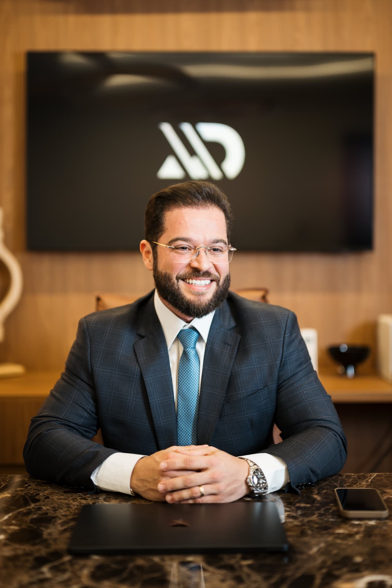 Pedro Alcântara sentado à mesa de mármore do escritório AAD