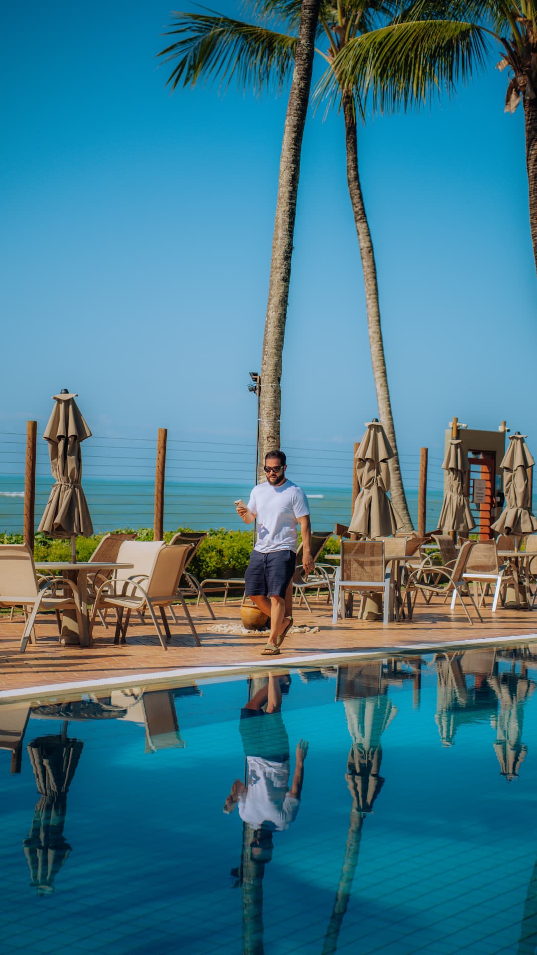 Pedro Alcântara em resort à beira da piscina