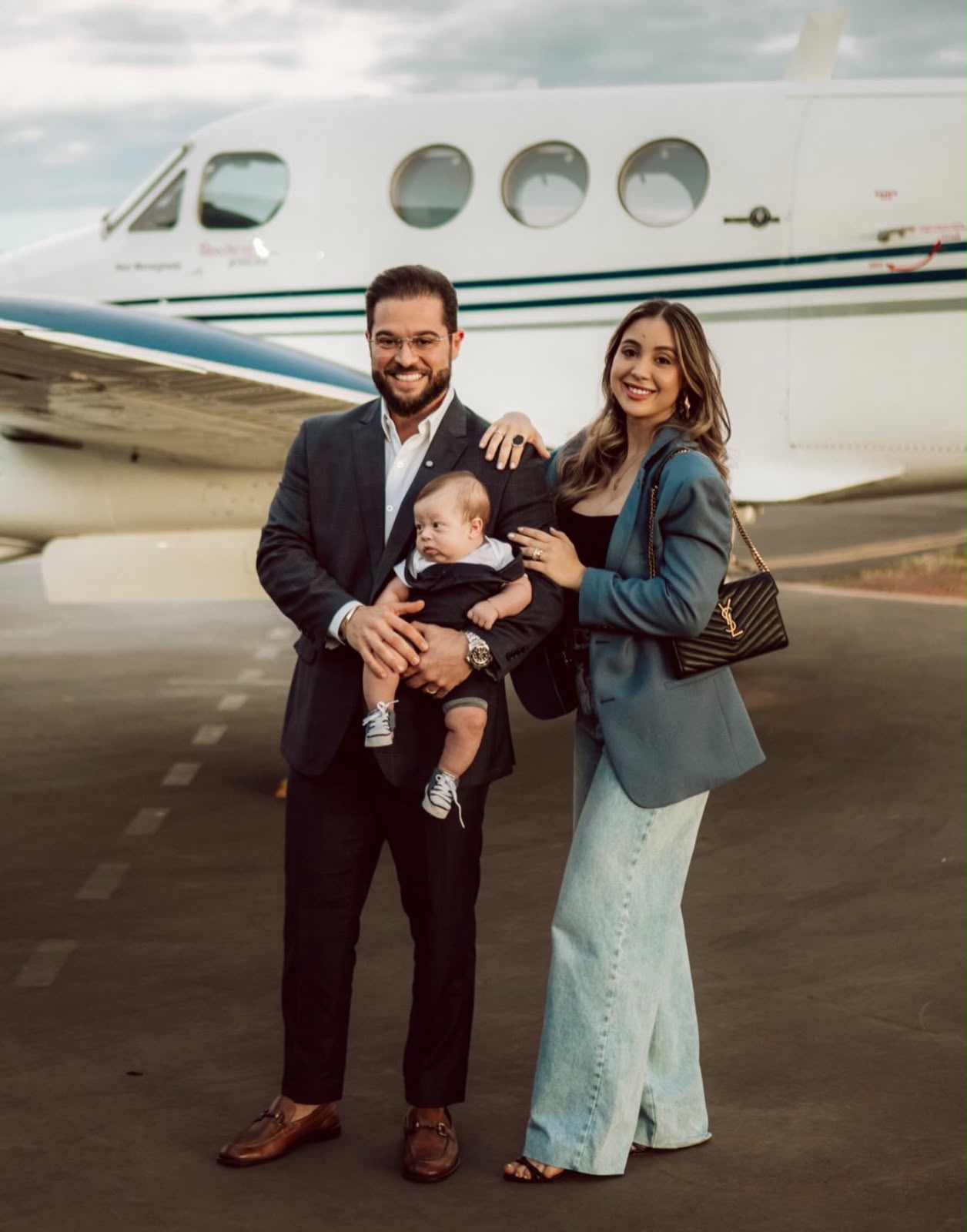 Pedro Alcântara com a esposa e o filho em frente à aeronave
